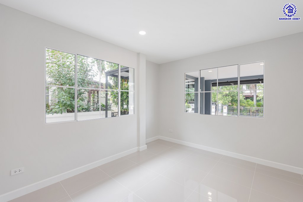 บ้านมือสองตกแต่งใหม่ โครงการ ชัยพฤกษ์ บางบัวทอง เนื้อที่ 71.20 ตร.ว. พื้นที่ใช้สอย 224.86 ตร.ม. ฟังก์ชัน 4 ห้องนอน 3 ห้องน้ำ จอดรถได้ 2 คัน พร้อม Facilities โครงการครบครัน ทำเลติดถนนบางกรวย-ไทรน้อย เชื่อมต่อถนนกาญจนาภิเษก ใกล้เซ็นทรัลเวสต์เกต และรถไฟฟ้าสายสีม่วง "สถานีคลองบางไผ่"